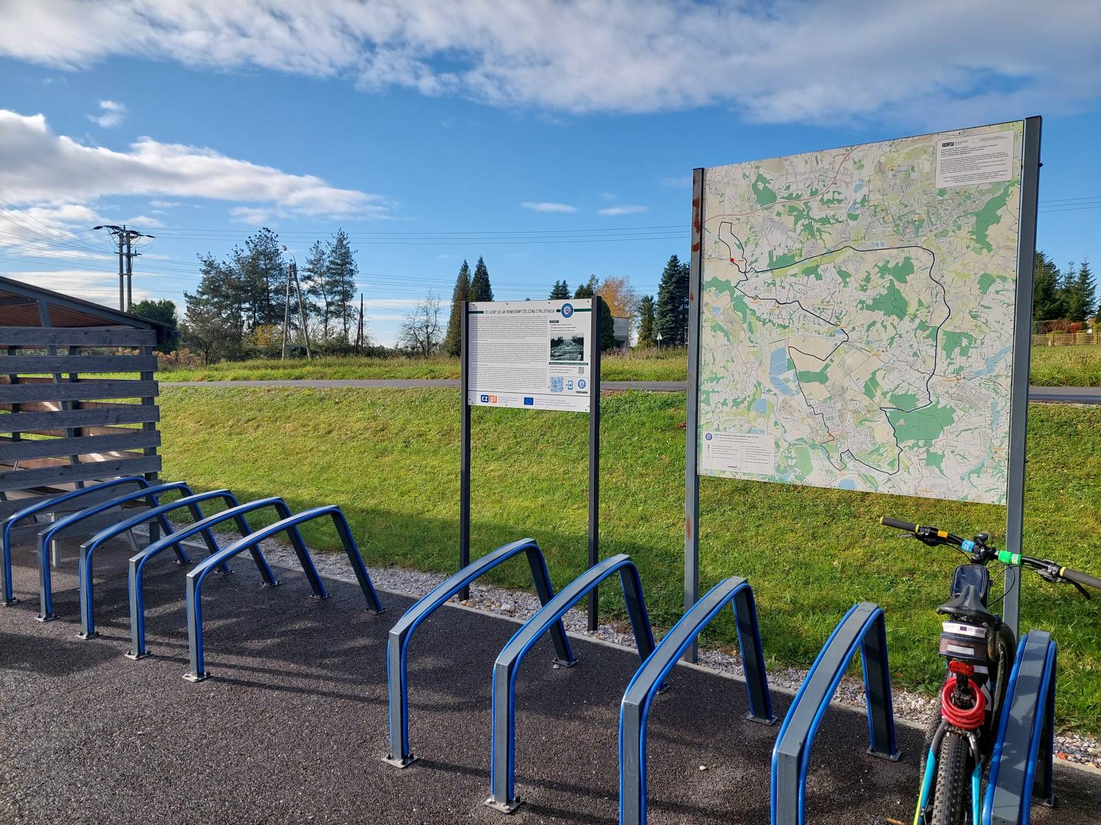 Zdjęcie miejsca odpoczynku 6 stojaków i tablicy