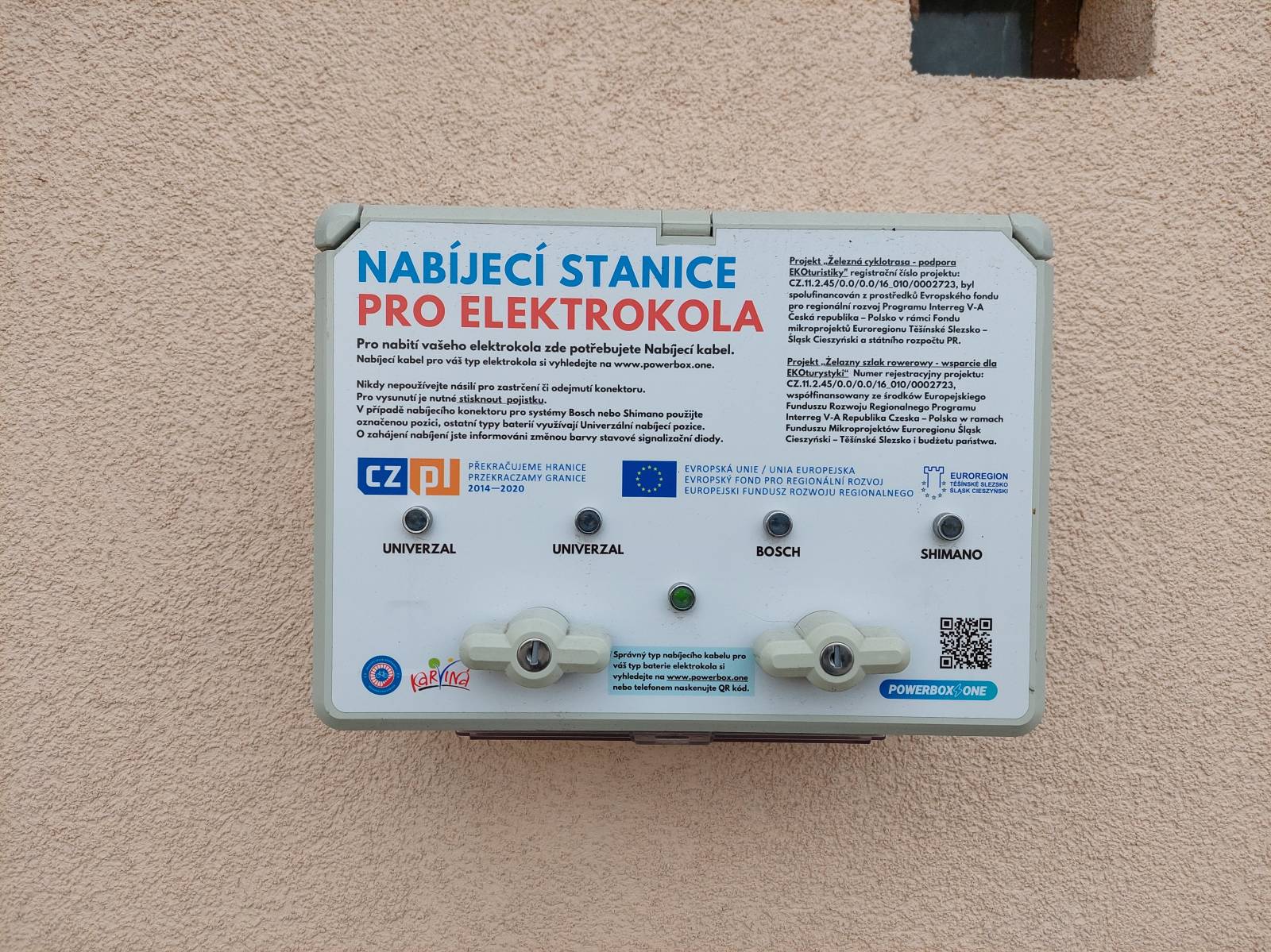 Zdjęcie stacji ładowania rowerów tabliczka informacyjna