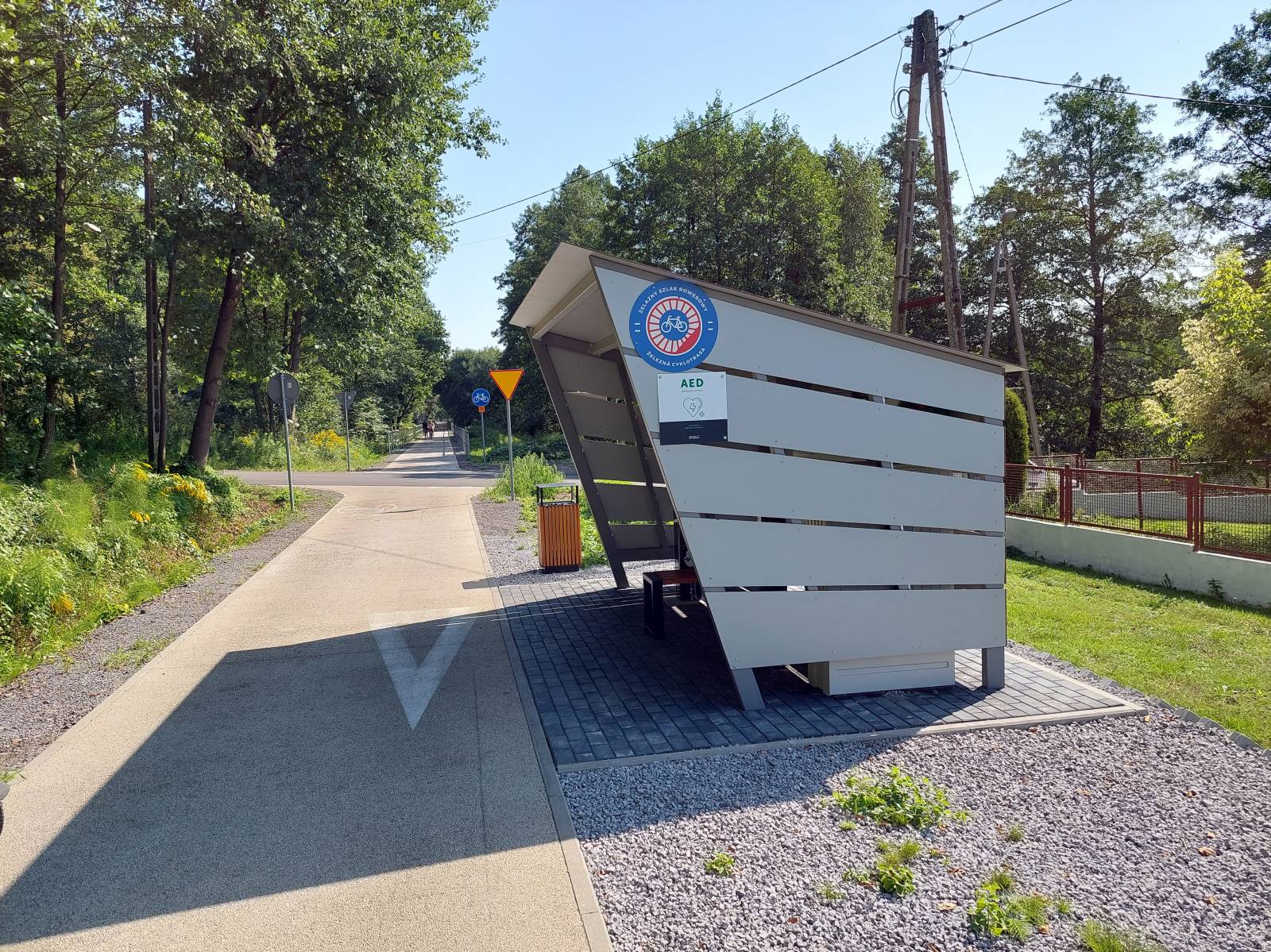 Zdjęcie stacji ładowania rowerów i stacja naprawcza od lewej