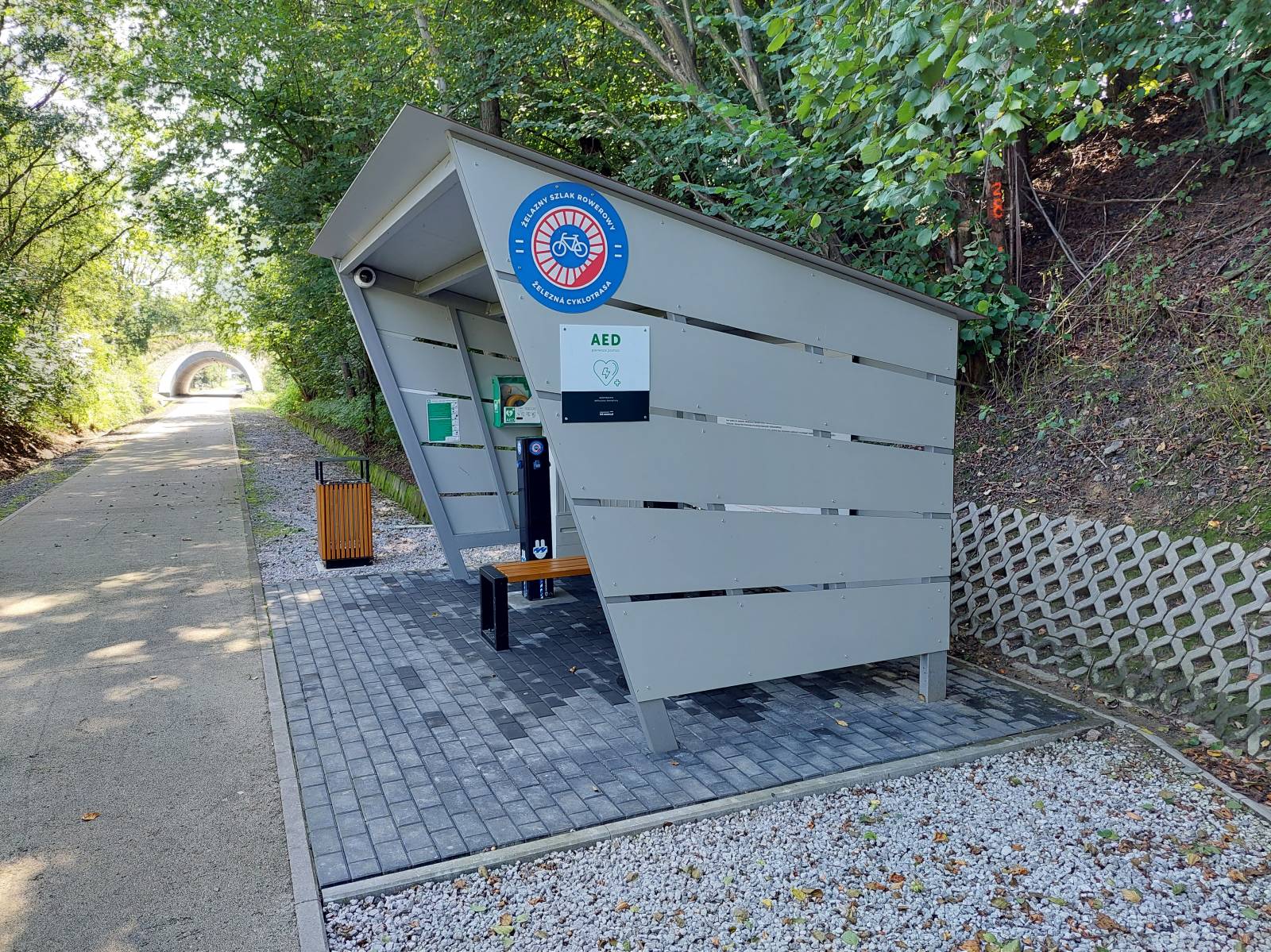 Zdjęcie stacji ładowania rowerów i stacja naprawcza od boku