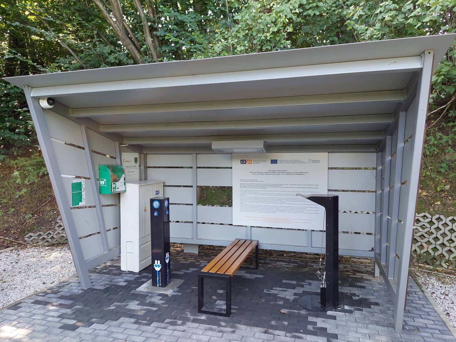 Zdjęcie stacji ładowania rowerów i stacja naprawcza od przodu 2