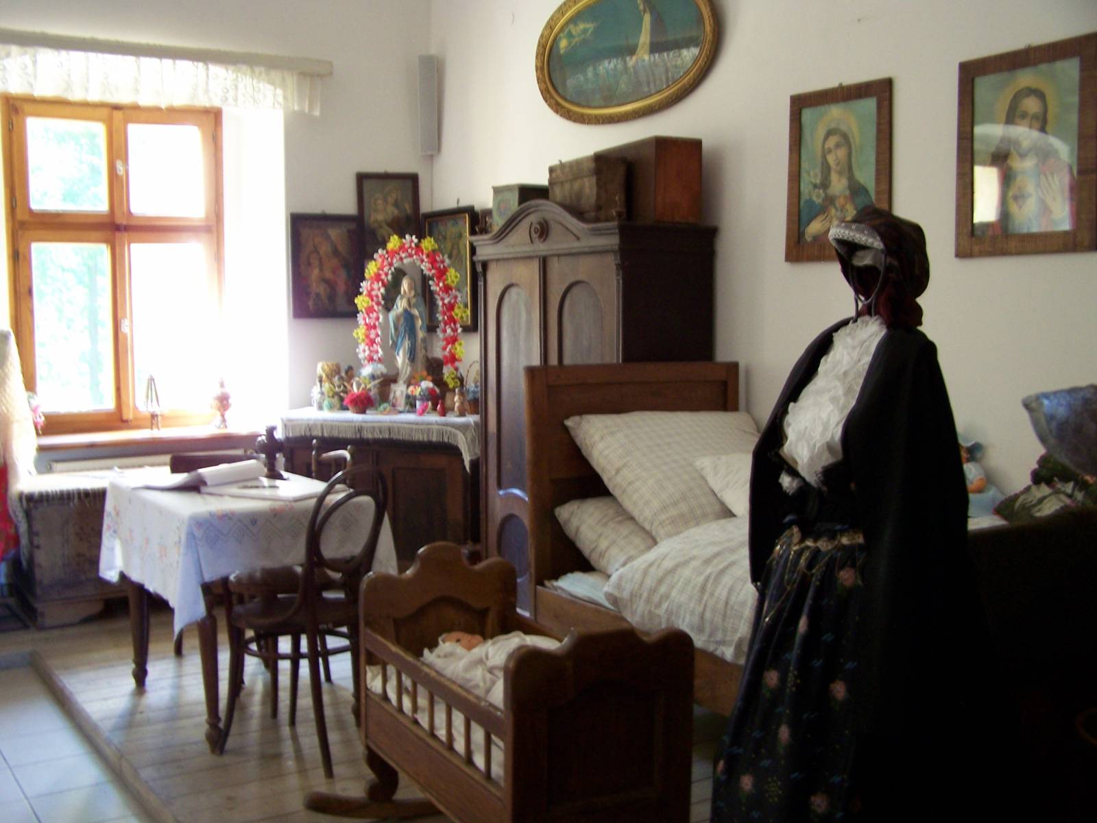 Zdjęcie zamku w Kończycach Małych wewnątrz